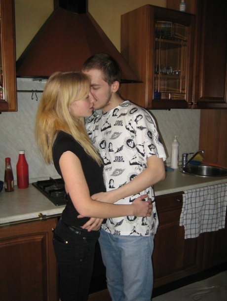 La petite amie amateur Abba se fait baiser dans diverses positions sexuelles dans la cuisine.
