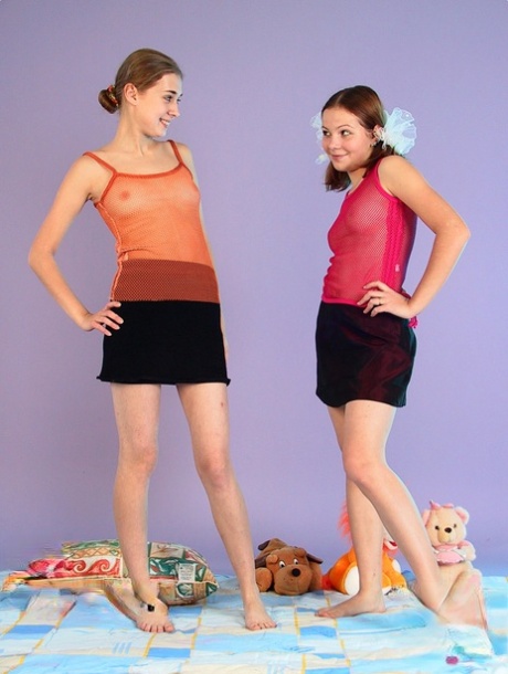 Kleine amateurtieners Lera en Ola kleden zich uit en poseren samen naakt