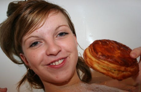 La teenager amatoriale Simona si gode il suo pasto nella vasca da bagno mentre viene scopata