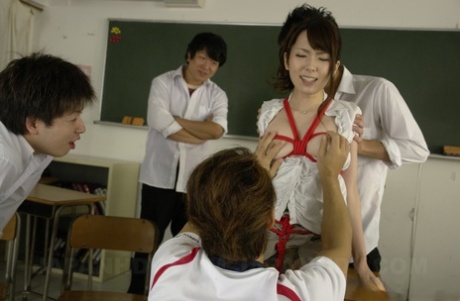 Den storbarmede japanske lærer Yui Hatano bliver gangbanged og creampied af sine elever
