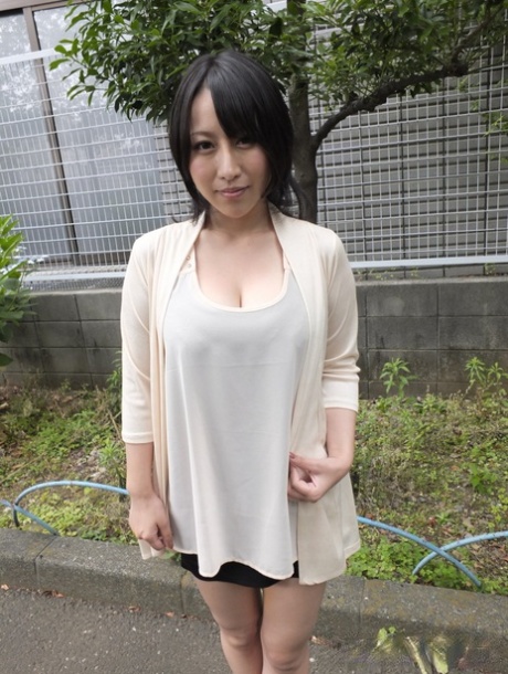 A MILF japonesa Yuna Hoshizaki dá uma cabeçada em público e mostra as suas grandes mamas