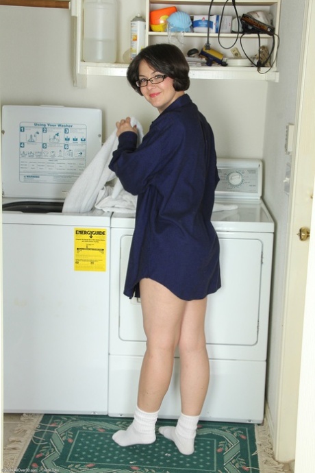 La MILF amateur Carlita Johnson se desnuda en la lavandería