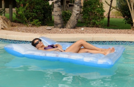 Žhavá MILF Tori Baker vystavuje svá obrovská prsa a lahodnou píču v bazénu