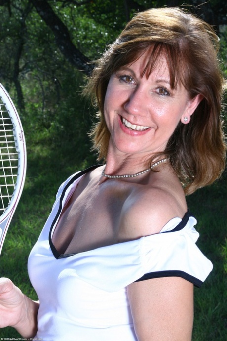 Сногсшибательная любительская MILF Линн раздевается и показывает свои отвисшие сиськи на теннисном корте