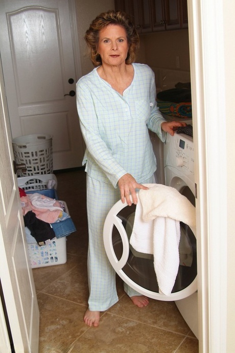 Liderlig moden Judy smider pyjamassen og afslører sine naturlige bryster og behårede fisse