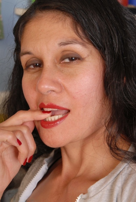 A dona de casa latina Bexxxy despe-se na cozinha e massaja a rata