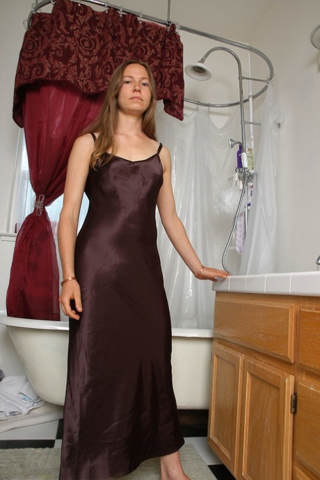 Amatorski MILF Maddy zrzuca jedwabistą sukienkę i obnosi się z krzaczastym bobrem