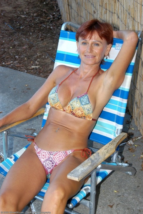 Oma im Bikini Kate entblößt ihre gebräunten Titten & ihre alte haarige Fotze im Freien