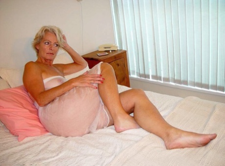 MILF em lingerie transparente Justine mostra a sua rata peluda e as suas mamas bronzeadas
