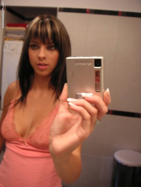 La sexy fidanzata Mellie Swan si scatta un selfie con le sue grandi tette naturali allo specchio