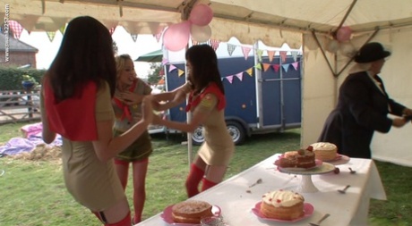 Oszałamiające dojrzałe kobiety z wielkimi cyckami dzielą się kilkoma kutasami podczas konkursu na ciasto