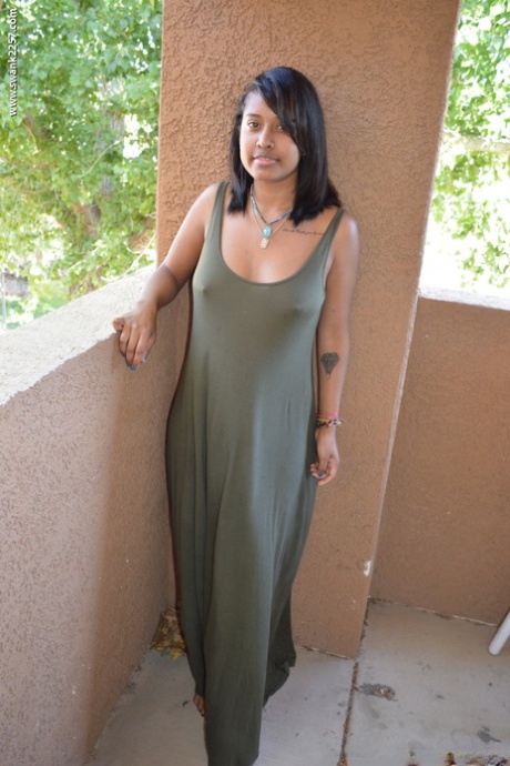 Ebony Girl Diana Braset enthüllt ihre natürlichen Brüste und ihre haarige Fotze auf einer Terrasse