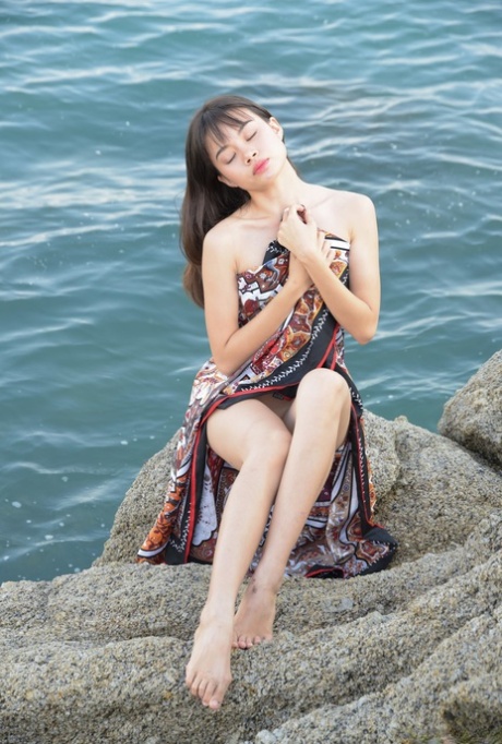 Bezwstydna amatorska nastolatka Sowan prezentuje swoją azjatycką cipkę na publicznej plaży