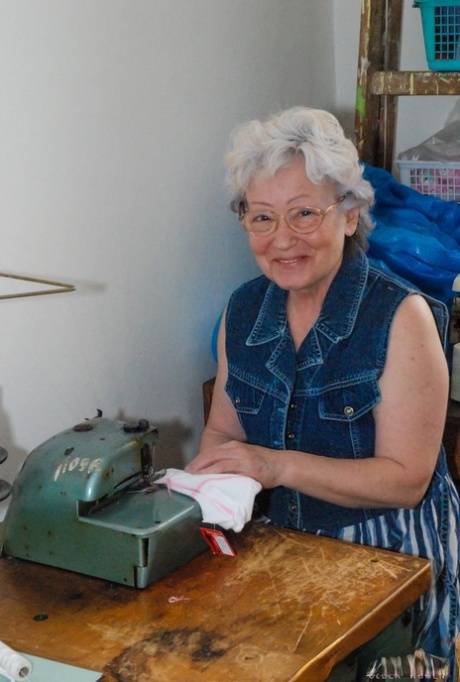 Kuksugande mormor Agnes tillfredsställer sin håriga fitta med en dildo