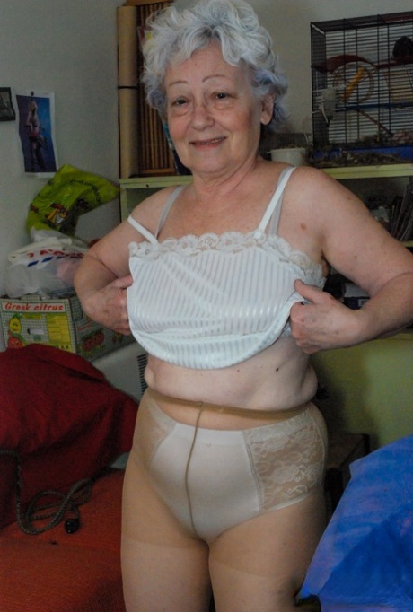 Cock-craving oma Agnes geniet van haar harige kutje met een dildo