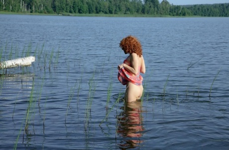巨尻のセクシー美女、サニーが湖で水遊びのために全裸になる。