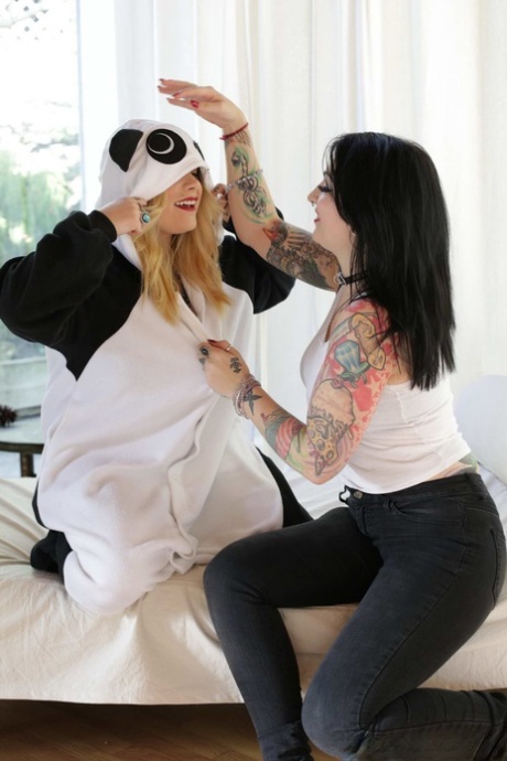 Кривоногие татуированные порнозвезды Draven Star и Farrah Paws едят дырки друг друга