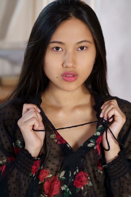 Drobná thajská teenagerka May Thai dráždí svou horkou asijskou kundičkou a dokonalýma nohama