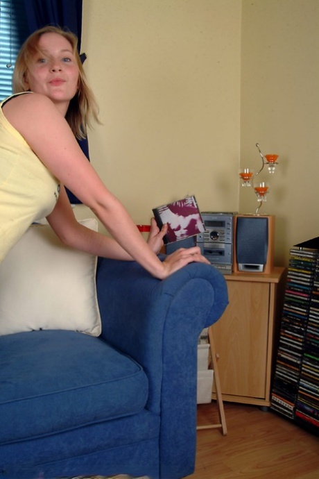 Europeisk tonåring med fina bröst Tabbi visar upp sina kurvor på en soffa