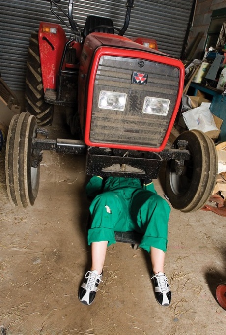 Roodharige boerin Lara Lee stript & neukt zichzelf met een dildo op haar tractor