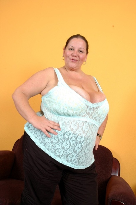 业余BBW Wonder Tracy脱光衣服，展示她非常大的乳房