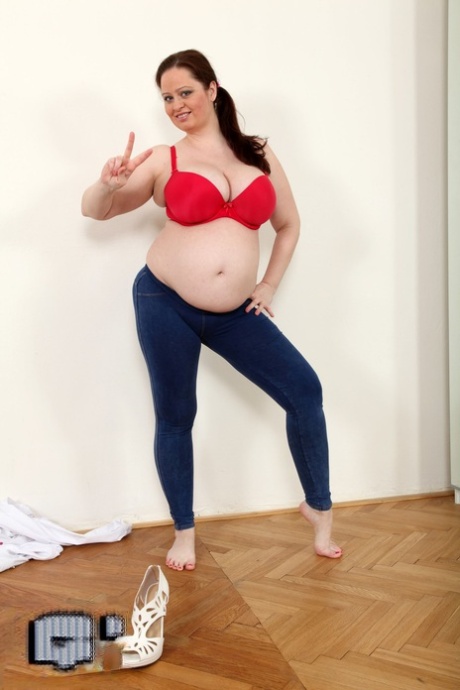 Brünette tschechische MILF Sirale ölt ihre großen Titten und ihren prallen schwangeren Bauch