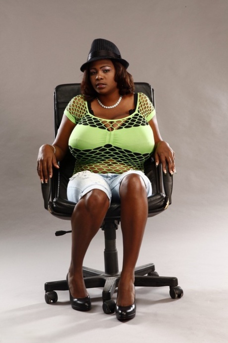 カーヴィーな黒檀の熟女、ミオソティス・クラリベルが椅子の上で巨乳を解放