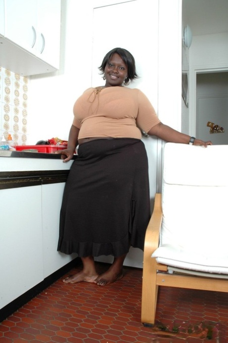 Афроамериканка Мариана Коджо обмотала свои огромные сиськи скотчем и позирует обнаженной