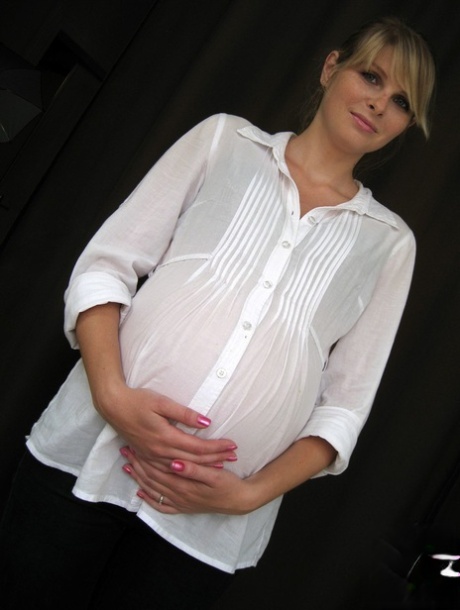 Søde gravide ukrainske Wiska malker sine store bryster og giver et blowjob