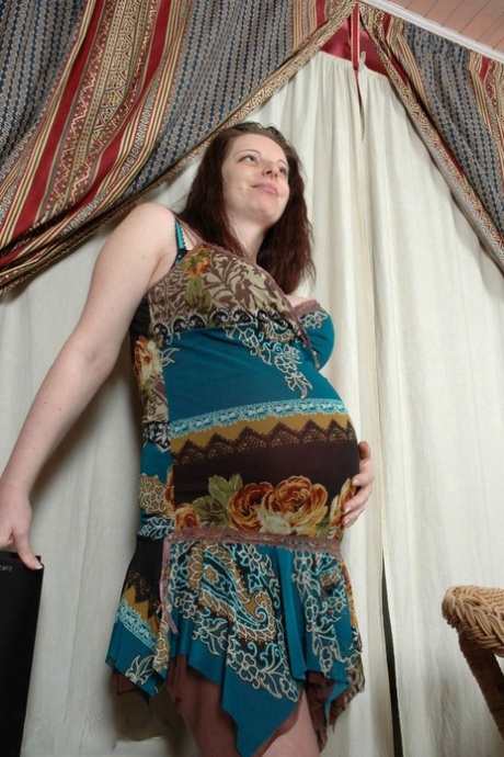 Zwangere amateur Monica Sarina onthult haar enorme tieten en poseert naakt