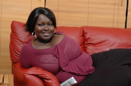 非裔美国 BBW 玛丽安娜-科乔（Mariana Kodjo）赤裸上身，露出巨乳