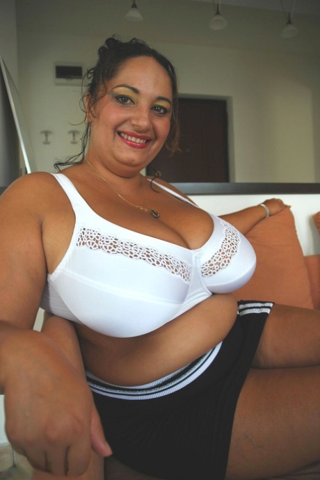 Geile reife mit riesigen saggy boobs Irene posiert oben ohne in einem Solo