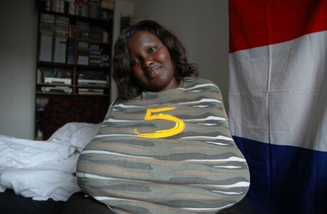 肥胖的黑人妇女Mariana Kodjo展示她超大的自然乳头