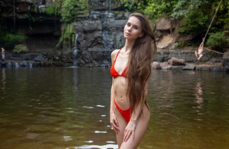 Teenageren Leona Mia smider bikinien for at vise hver en centimeter af sin slanke krop udendørs.