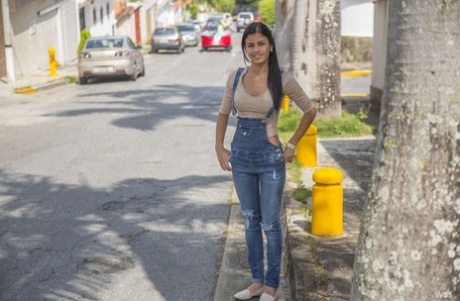 Söt latinamerikansk tonåring Denisse Gomez visar sin fantastiska figur i jeans