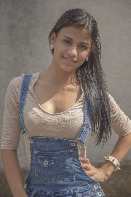 A doce adolescente latina Denisse Gomez ostenta a sua deslumbrante figura em calças de ganga