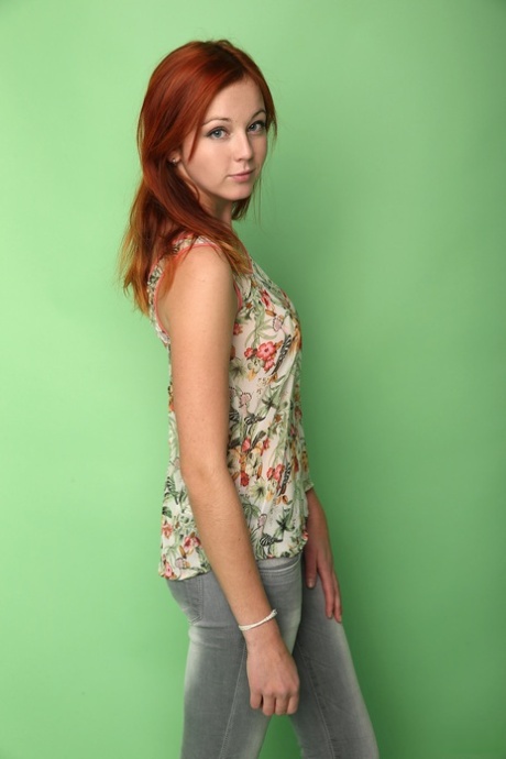 La teenager dai capelli rossi Elen Moor mostra le sue dolci tette naturali e la sua figa rasata
