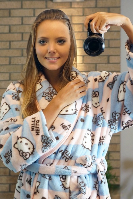 Gorąca nastolatka Clover robi selfie swojego niesamowitego ciała i łechtaczki w lustrze