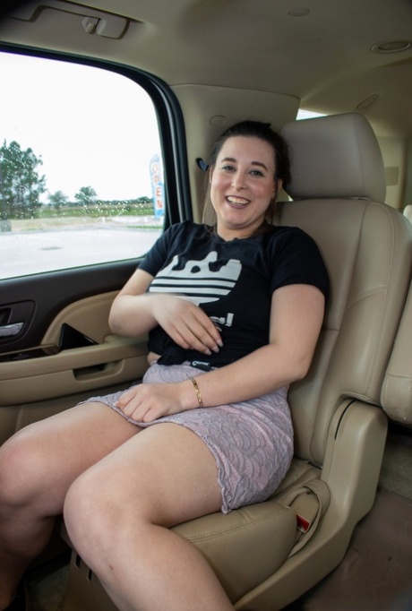 Buclatá amatérská brunetka Mermaid se opeče na zadním sedadle auta