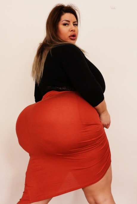 Stunning MILF fatty Natasha Crown flaunting her very big ass in a tight skirt