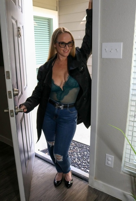 Bloedmooie blonde fatty Dee Siren toont haar dikke kont tijdens het plagen in jeans
