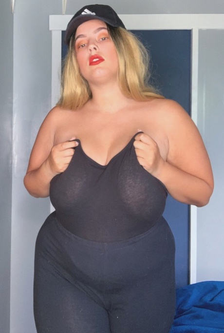 Chubby blonde Babe Jordyn khaled zeigt ihre riesigen Brüste und posiert in Nylons