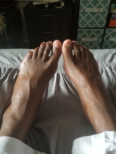 Kinky black gay teases with his suckable toes and feet and pulls out his dick