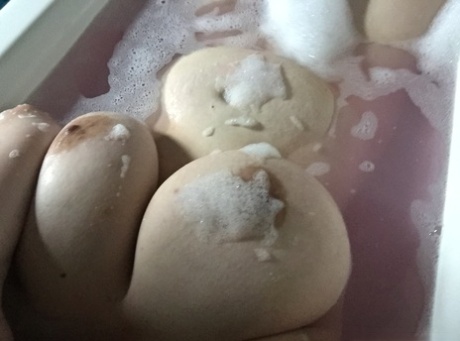 Grassa amatoriale senza vergogna si scatta selfie con le tette grosse nella vasca da bagno