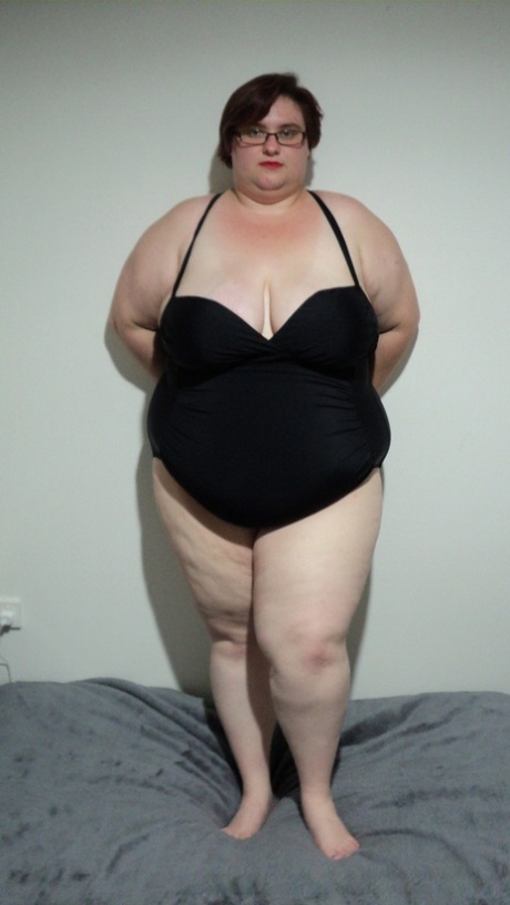 LaLa Delilah, amatrice de BBW, en lingerie noire mettant en valeur sa poitrine généreuse.