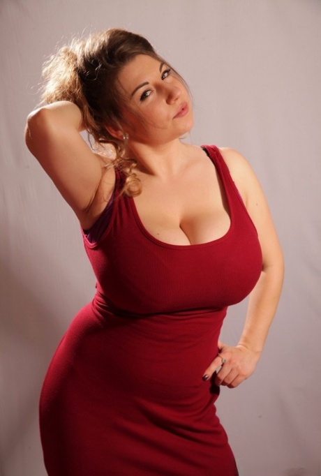 A MILF russa Samanta Lily a mostrar as suas enormes mamas naturais
