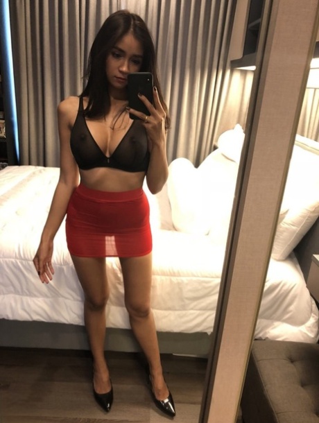 Bella Thai tira selfies ao espelho enquanto muda de roupa