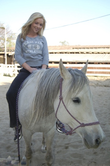 金髪のアメリカ人熟女ケイデン・クロス、牧場で馬と戯れる