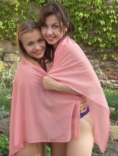 Europese tiener Jane Sanchez Jane Sanchez en haar vriendin poseren naakt