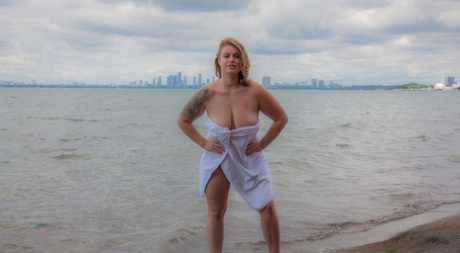 Blond grubaska z dużymi obwisłymi cyckami Ashton Hart pozuje nago na plaży